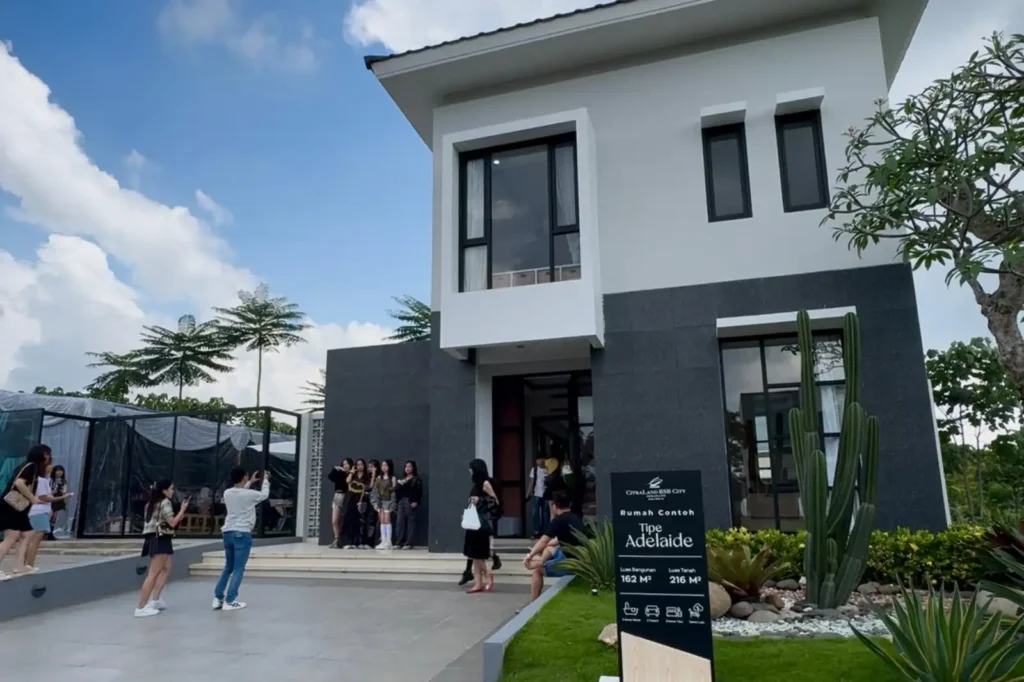 Rumah contoh tipe Adelaide di Citraland BSB City Semarang dengan desain modern, promo free PPN 100%, dan subsidi DP, suasana open house ramai pengunjung.