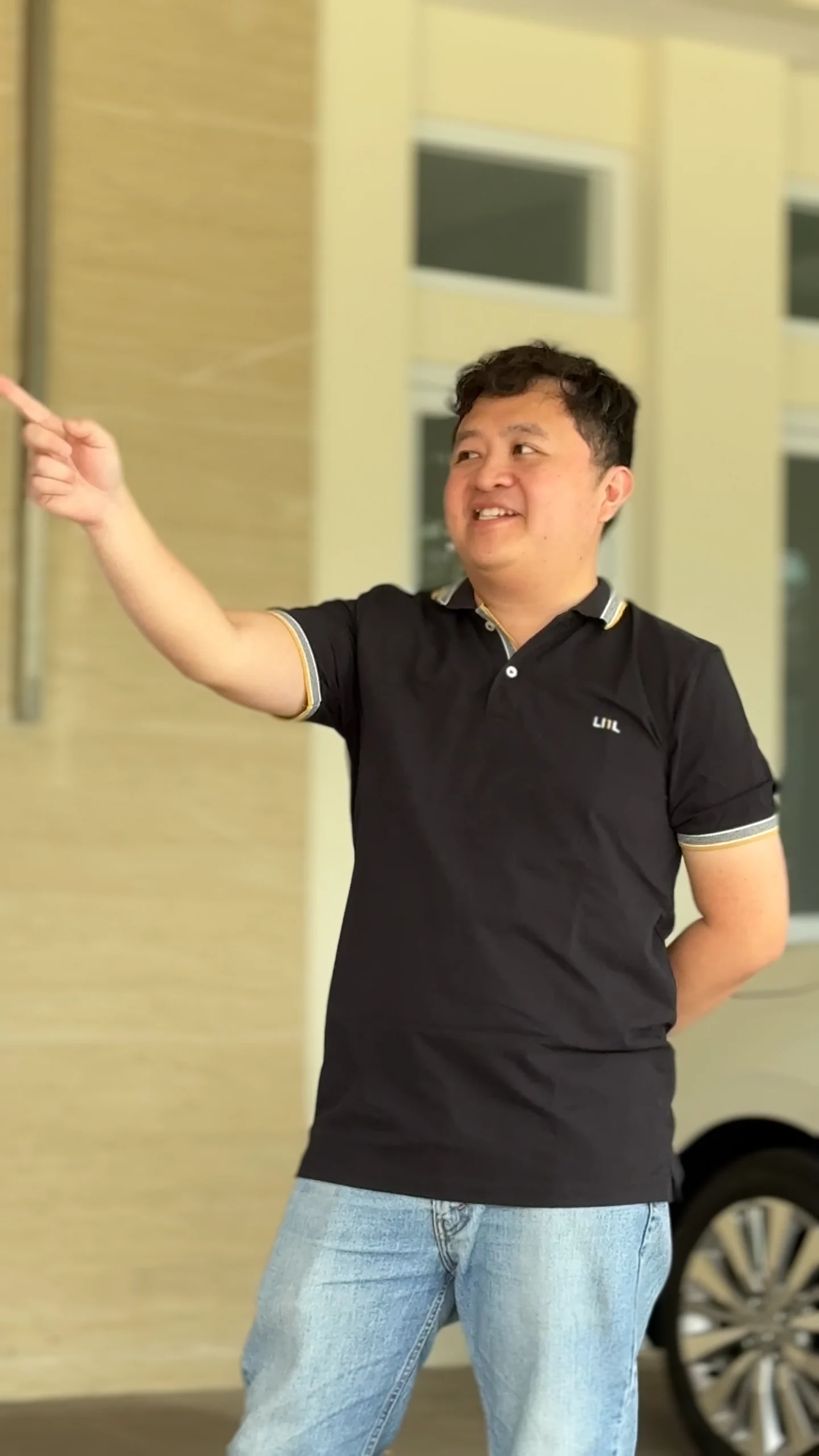 Berdasarkan foto dan testimoni yang Anda berikan, berikut adalah draf untuk alt image text, meta title, meta description, dan caption:
Alt Image Text
Christian Sosila, seorang penghuni, sedang menunjuk sambil tersenyum, berpose di depan rumah dan mobil.