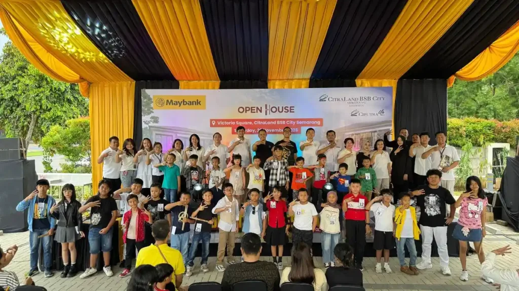 Sekelompok besar peserta cilik Sunset Drum Festival Volume 2, para drummer muda dan panitia berfoto bersama di panggung Victoria Square, CitraLand BSB City, Semarang. Acara ini menunjukkan kuatnya komunitas dan fasilitas perumahan di Semarang yang mendukung bakat anak.