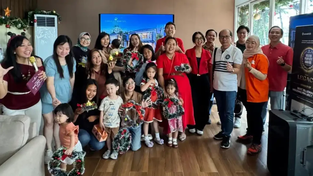 Suasana ceria acara Open House akhir tahun di marketing gallery CitraLand BSB City Semarang, menampilkan komunitas warga dan penghargaan Best Millennial Housing Project.