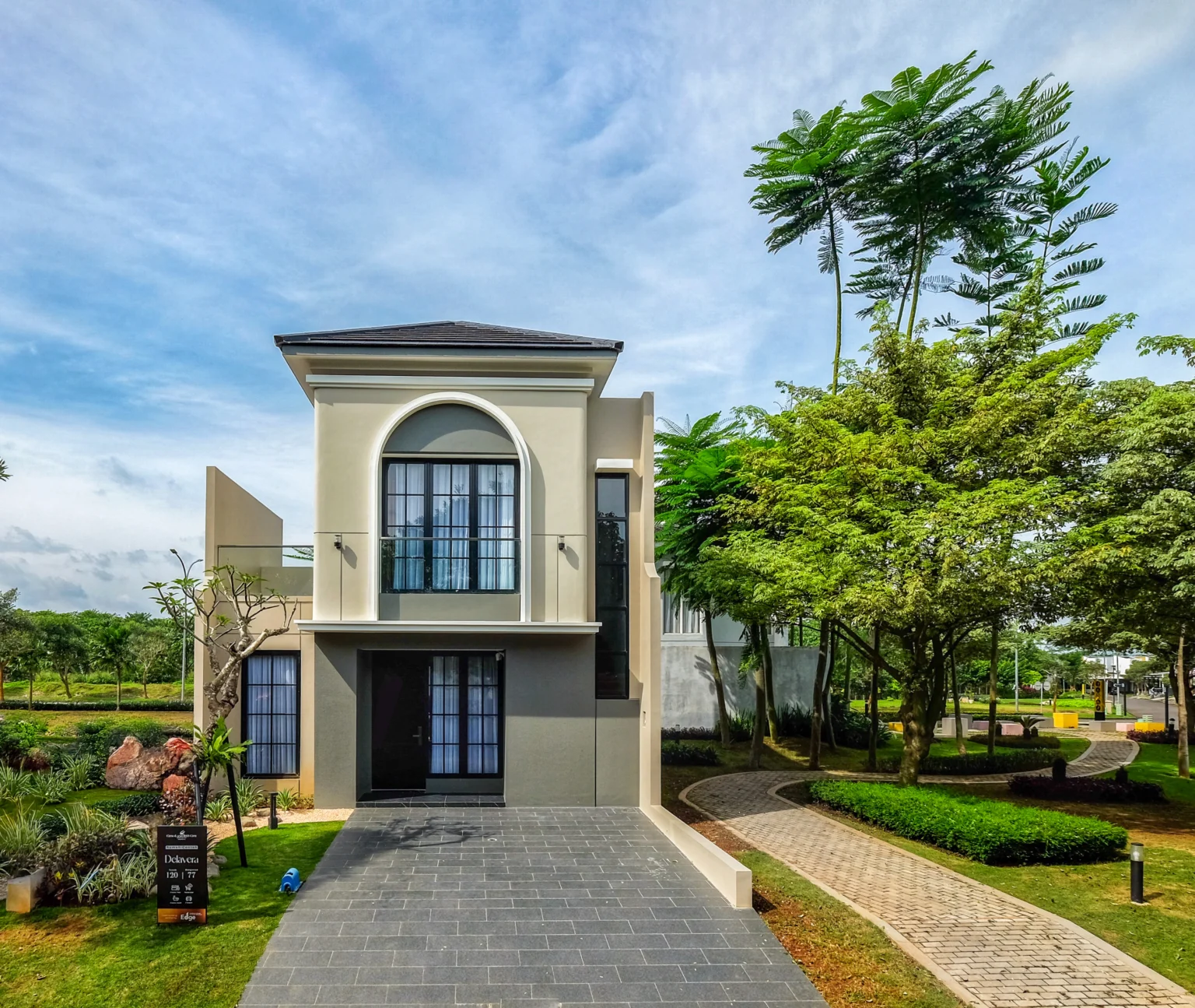 Fasad rumah mewah Tipe Delavera CitraLand BSB City Semarang dengan balkon kaca