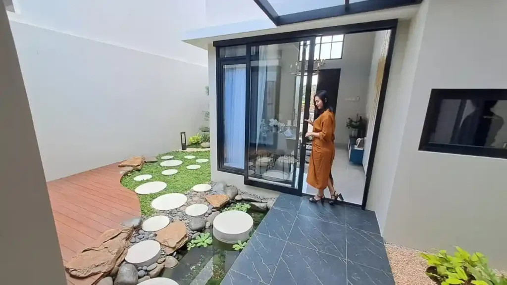 Desain taman dalam rumah (inner court) di Cluster Serena Hill CitraLand BSB City Semarang yang asri dan modern untuk hunian sehat.