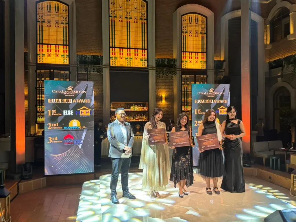 Para pemenang Duanju Award CitraLand BSB City Semarang berpose di atas panggung menerima plakat penghargaan.