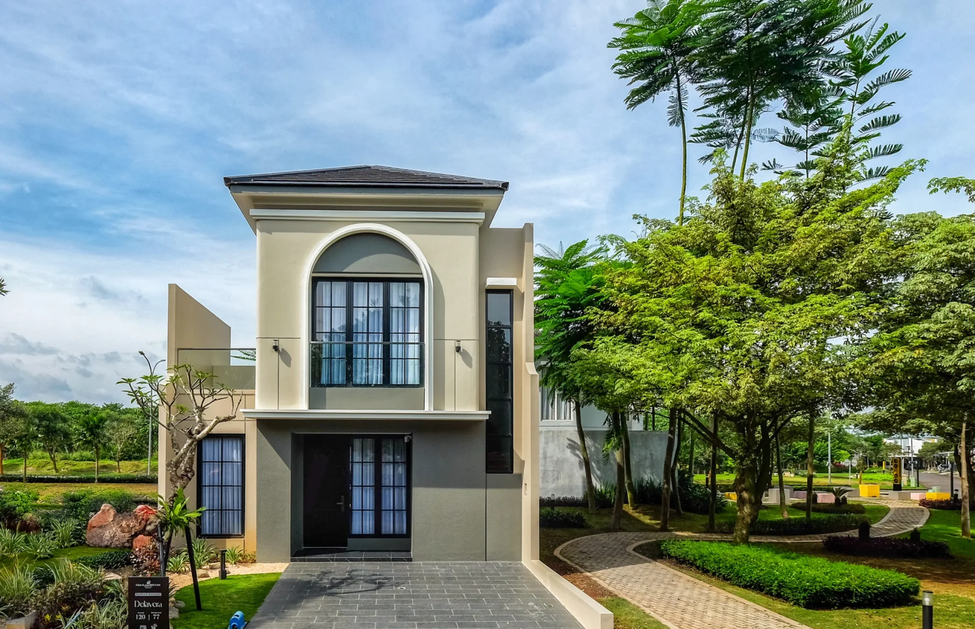 Fasad rumah mewah Tipe Delavera CitraLand BSB City Semarang dengan balkon kaca