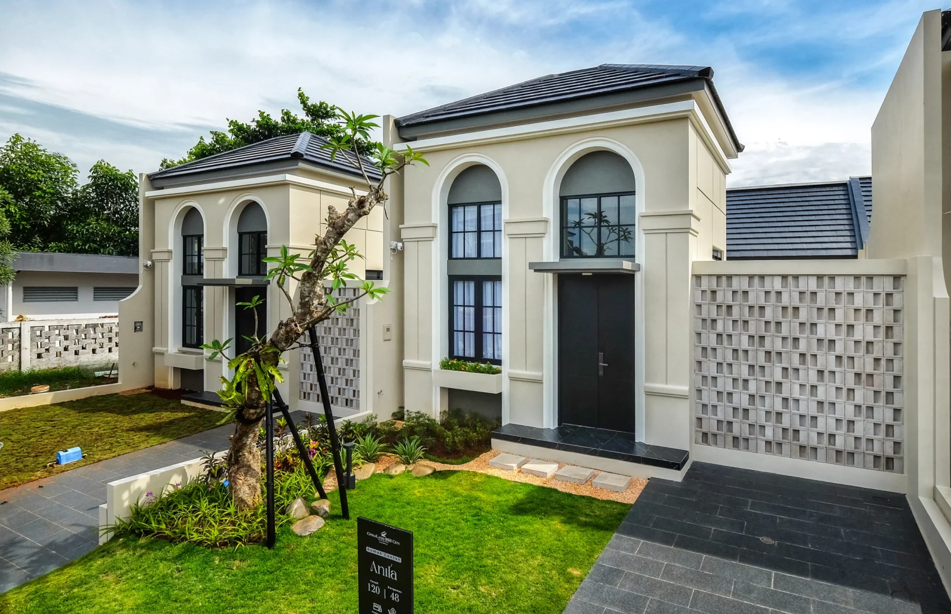 Fasad rumah 1 lantai Tipe Anila CitraLand BSB City Semarang desain modern klasik